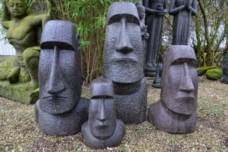 Product image 1 of the product “Moai head, 14x15x33cm | Cast stone, handcrafted & coloured 30 cm - light”